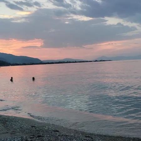 παράθυρο με θέα στο φαράγγι. Dom wakacyjny Diakopto