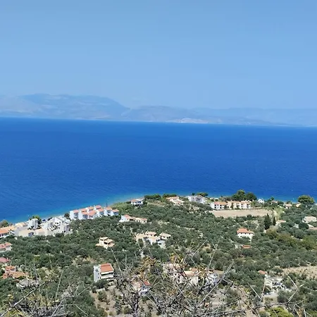 Dom wakacyjny παράθυρο με θέα στο φαράγγι.