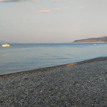 παράθυρο με θέα στο φαράγγι. Dom wakacyjny Diakopto