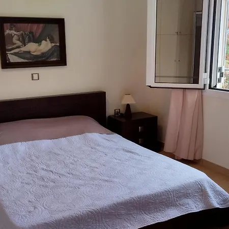 παράθυρο με θέα στο φαράγγι. *
