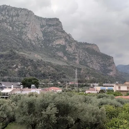 παράθυρο με θέα στο φαράγγι. Dom wakacyjny