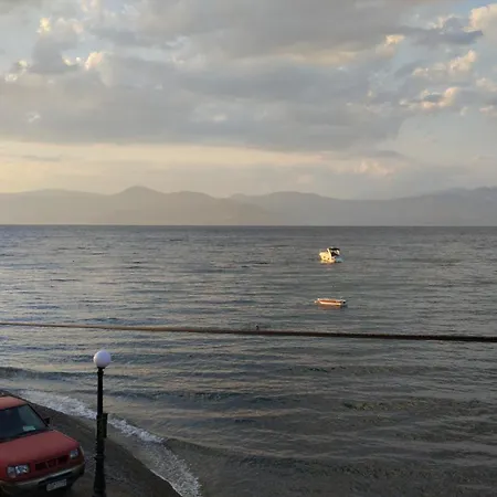 Dom wakacyjny παράθυρο με θέα στο φαράγγι.