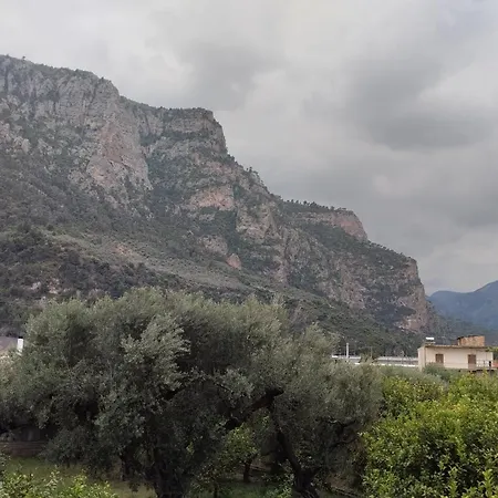 παράθυρο με θέα στο φαράγγι. *